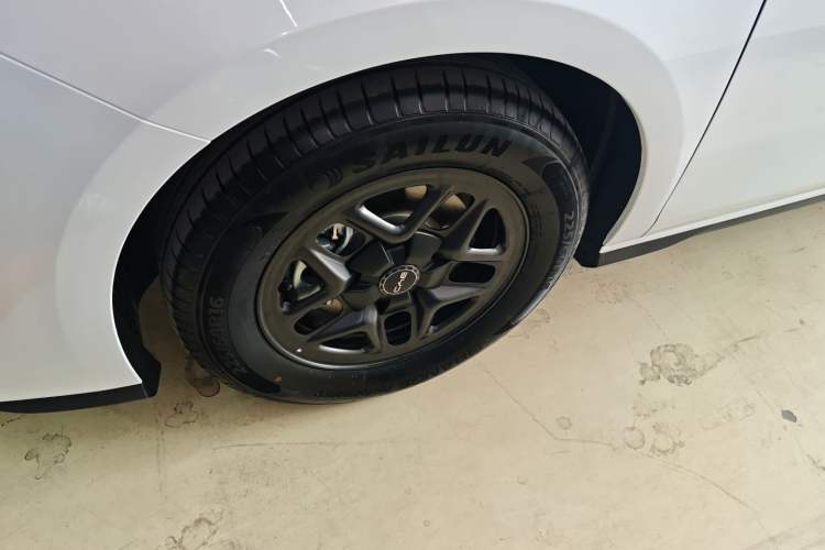 Used BYD Seal 05 DM-i 2025 DM-i Smart Drive 55KM Luxury Model Left Front Wheel Hub