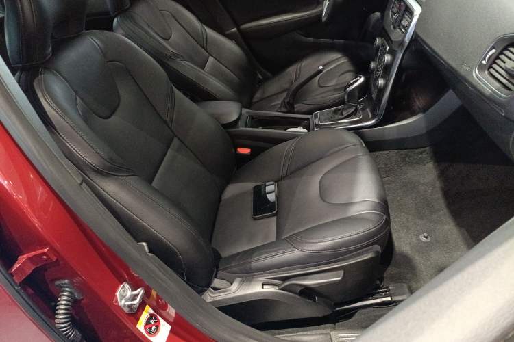 Used Volvo V40 2017 T3 Zhiyi Edition
