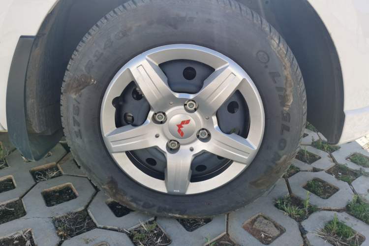 Used Wuling Hongguang 2021 1.5L S Base Version LAR Right Front Wheel Hub