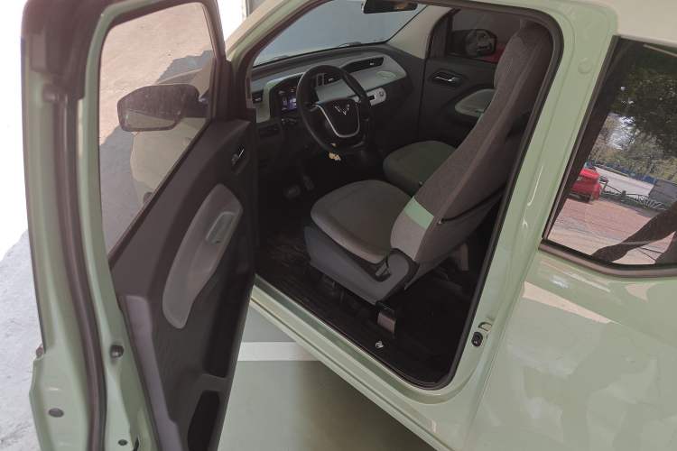 Used Wuling Hongguang MINIEV 2021 Macaron Fashion Model Lithium Iron Phosphate Driver Seat