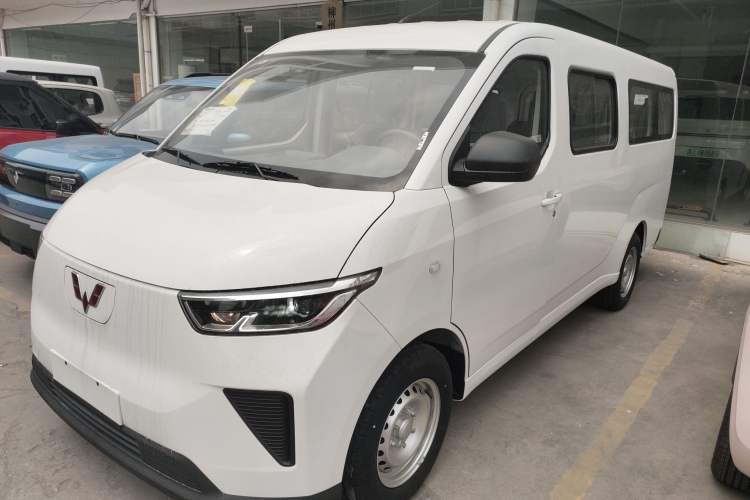 Used Wuling Yangguang 2024 300KM Comfort Version Passenger Van 75kW