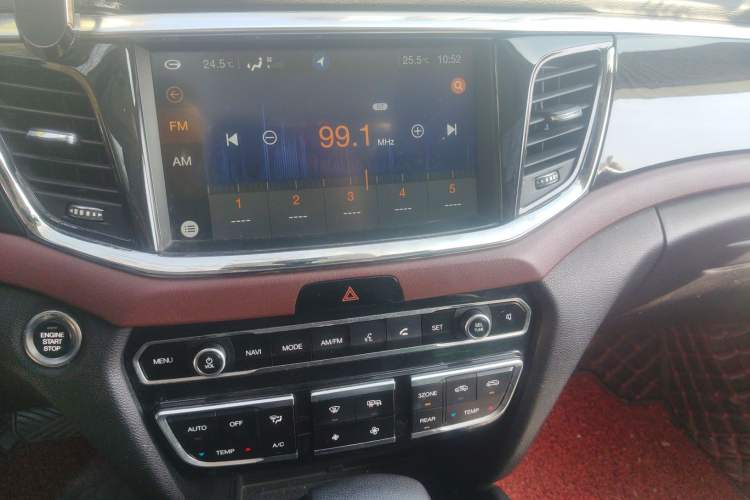 Used GAC Trumpchi GS8 2017 320T Two-Wheel Drive Luxury Smart Connectivity Version (7 Seats) Audio And AC Panel