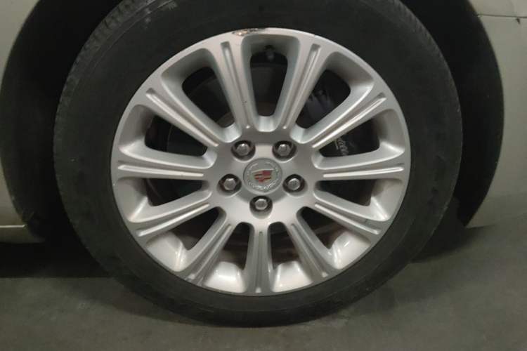 Used Cadillac XTS 2013 28T Luxury Model Right Front Wheel Hub