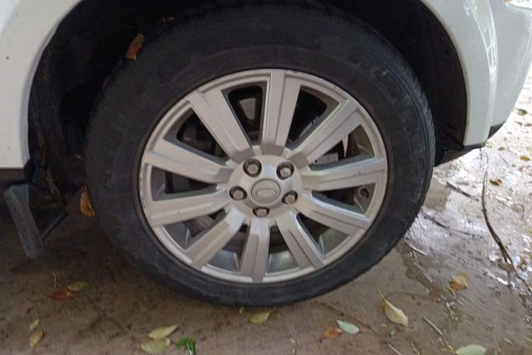 Used Land Rover Discovery 2012 3.0 SDV6 HSE Diesel Version Right Front Wheel Hub