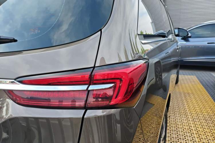 Used Buick GL8 2023 Land Executive Class Comfort Model
