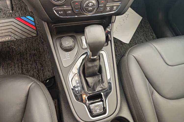 Used Jeep Cherokee 2019 2.0T Four-Wheel Drive Explorer Edition China VI Emission Standard