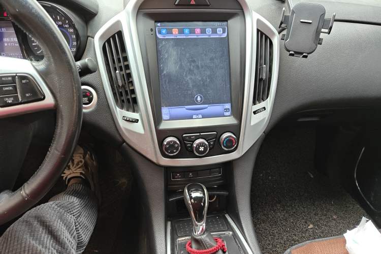 Used JMC Yusheng S350 2013 2.4T Automatic 2WD Diesel Luxury Edition 5 Seats
