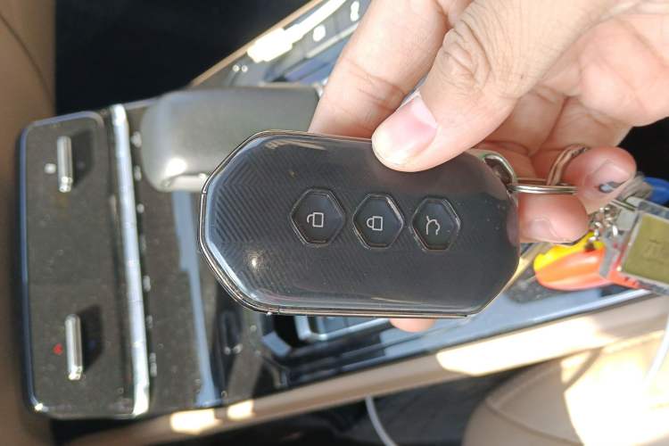 Used Wuling Victory 2023 2.0L DHT Luxury Edition Vehicle Key