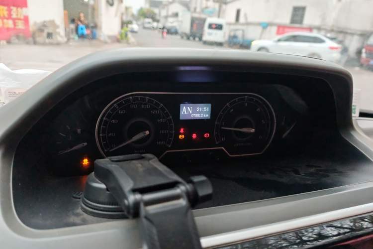 Used SAIC MAXUS Xintu V80 2018 2.5T AMT Aoyuntong Short Wheelbase Mid-Roof 5-6 Seater
