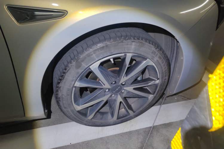 Used AION S Plus 2021 70 Tech Edition Right Front Wheel Hub