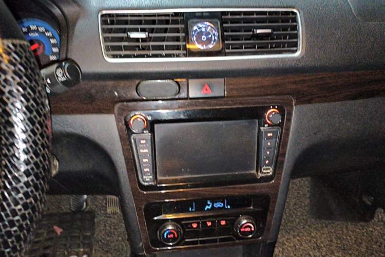 Used Dongfeng Fengon 370 2016 1.5L Manual Standard Edition SFG15-02 7 Seats Audio And AC Panel