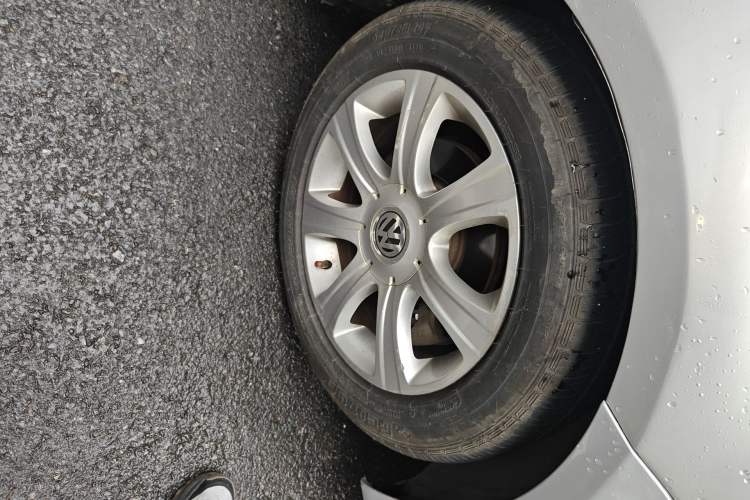 Used Volkswagen Lavida 2011 1.6L Automatic Premium Edition Right Front Wheel Hub