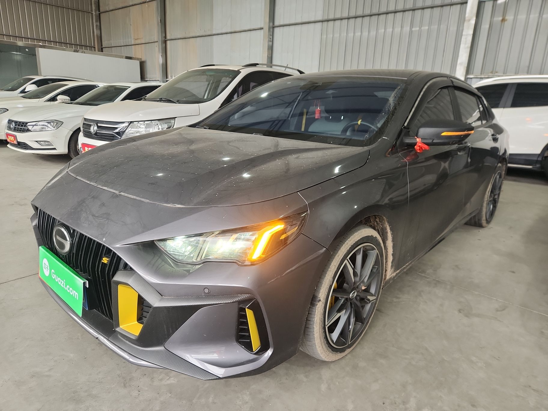 تحت مقدمة السيارة