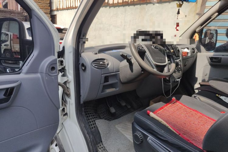 Used SAIC MAXUS Xintu V80 2019 2.5T Classic 6-Speed Manual Van Short Wheelbase Mid-Roof Design 2/3 Seats