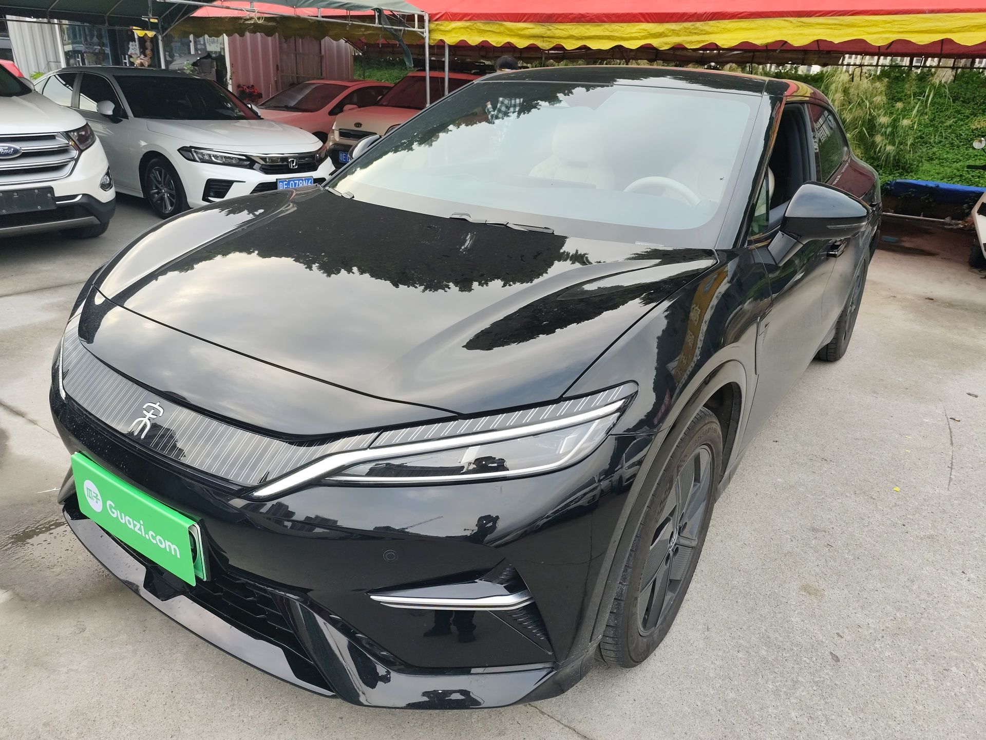 Под передней частью автомобиля