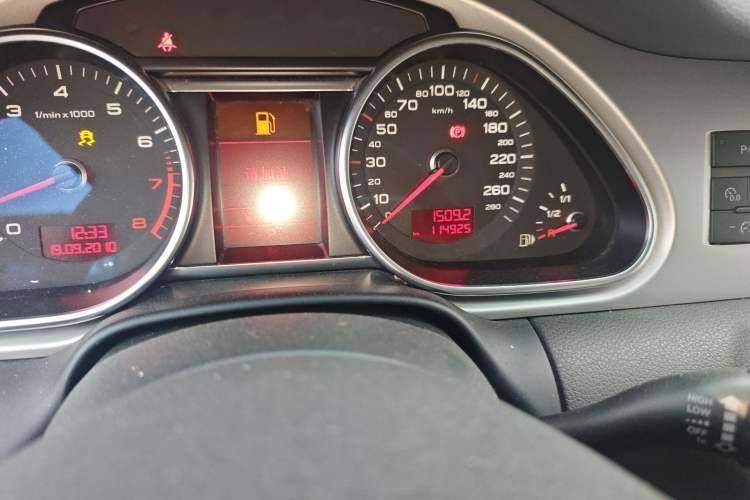 Used Audi Q7 2011 3.0 TFSI Ambition (200kW) Odometer Close Up