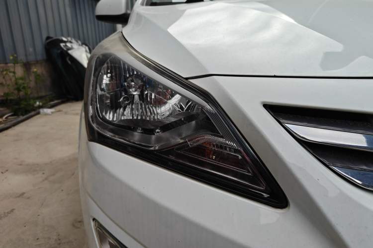 Used Hyundai Verna (older generation) 2014 1.4L Manual Smart GLS Trim Right Front Headlight