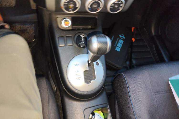 Used Dongfeng Fengdu MX6 2015 2.0L CVT Two-Wheel Drive Excellence Edition Gear Lever