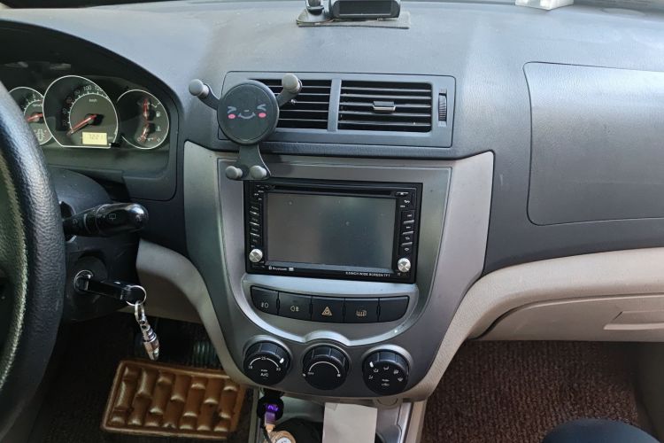 Used Land Fengshang 2011 Deluxe Edition 1.6L Manual 7-Seater Audio And AC Panel