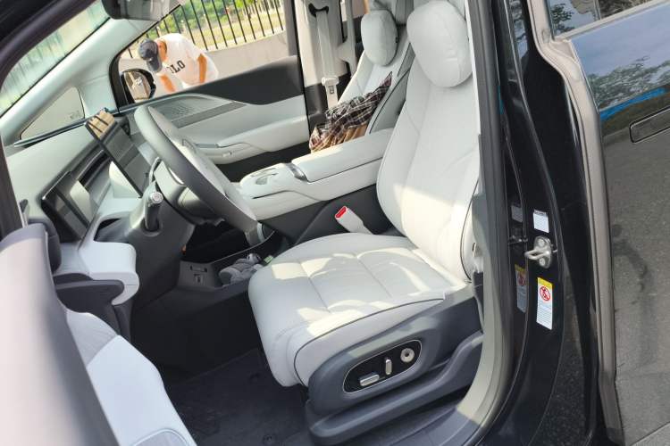 Used XPeng X9 2026 Model Pure Electric 650 UltraSE Left Front Seat