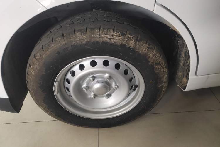 Used Wuling Yangguang 2024 300km Comfort-Grade Passenger Van 60kW Left Front Wheel Hub