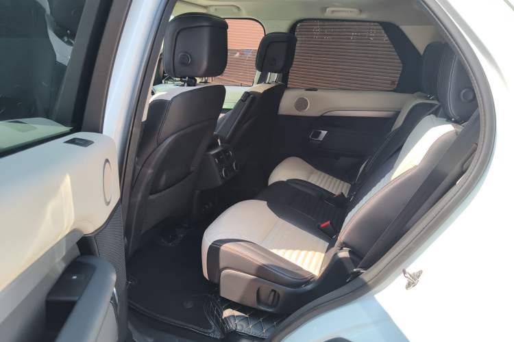 Used Land Rover Discovery 2024 360 PS Dynamic SE Left Rear Seat