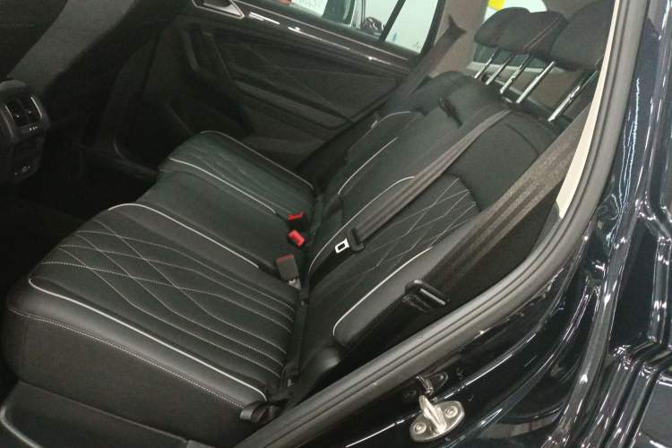 Used Volkswagen Tiguan L 2024 Outstanding Model 330TSI Automatic Two-Wheel Drive R-Line Dragon Glory Edition Left Rear Seat