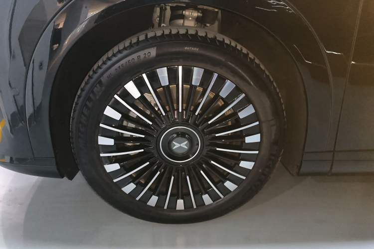 Used XPeng X9 2025 740 Ultra-Long Range Max Left Front Wheel Hub