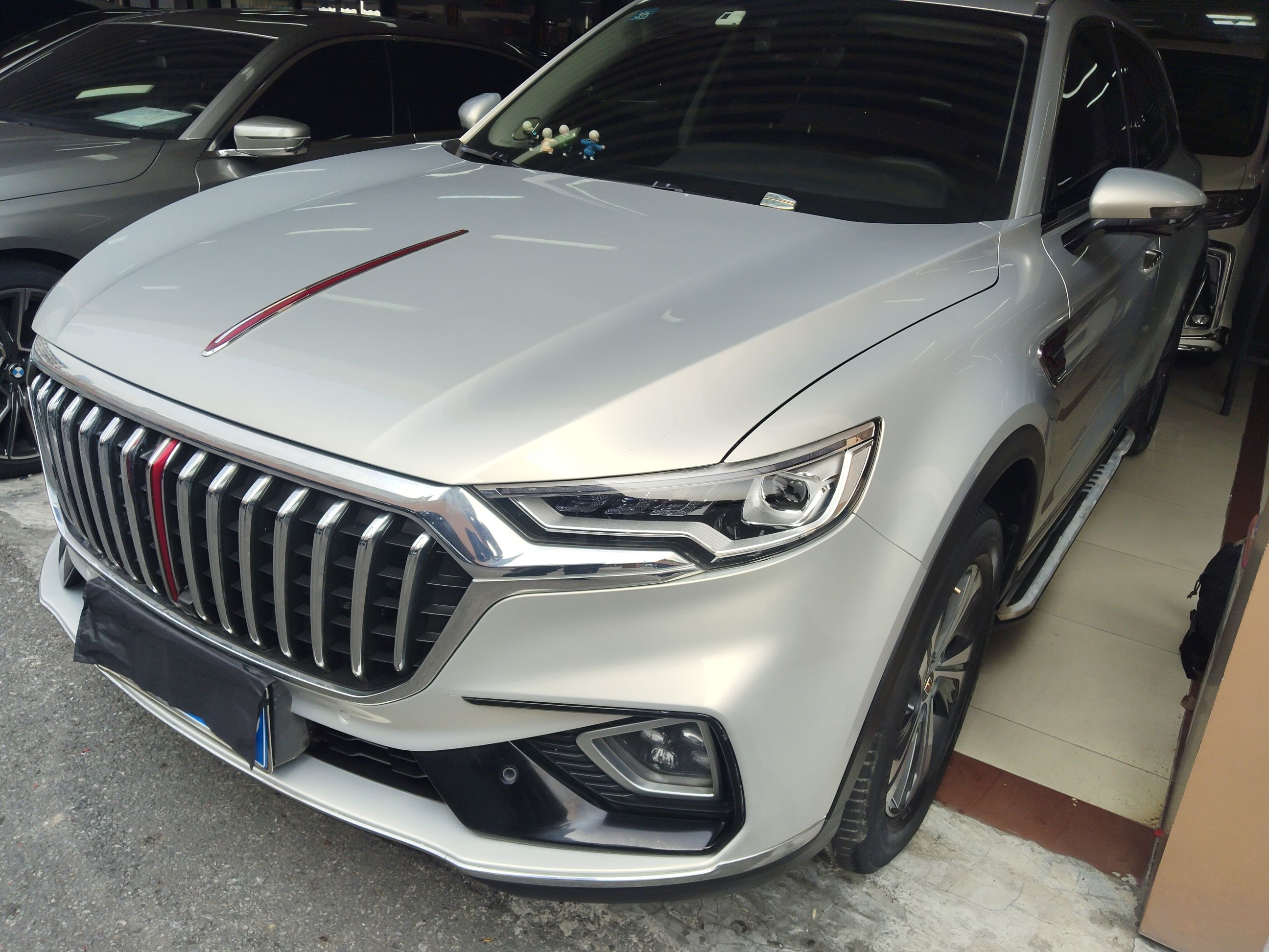 Под передней частью автомобиля