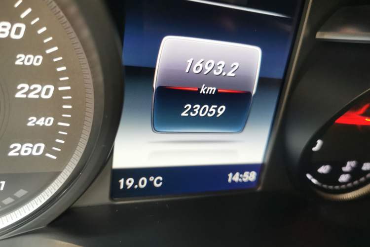 Used Mercedes-Benz GLC 2018 GLC 260 4MATIC Dynamic Edition Odometer Close Up