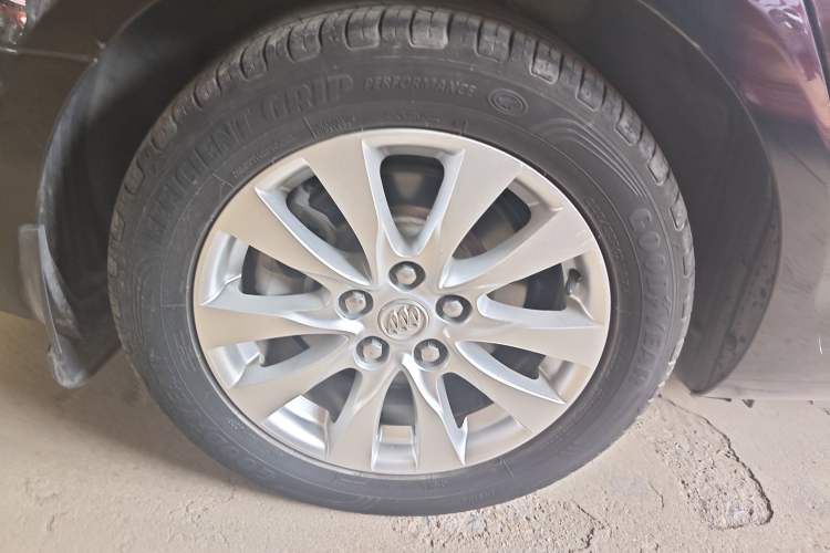 Used Buick LaCrosse 2013 2.4L SIDI Elite Comfort Version Right Rear Wheel Hub