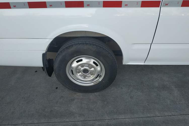 Used JMC Fushun 2023 2.0T Automatic Mid-Drive High-Roof Commercial Van Transport Vehicle with 2/3 Seats
