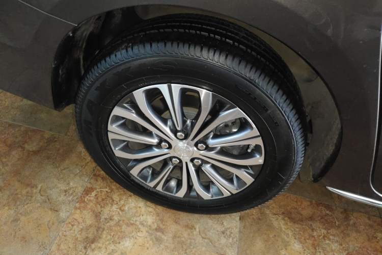 Used Buick GL8 2023 Facelifted Land Cruiser Executive Luxury Version Right Rear Wheel Hub