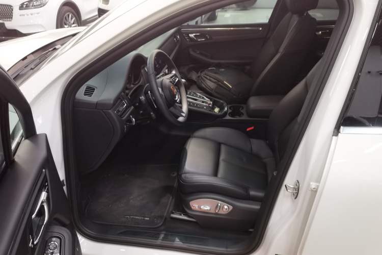 Used Porsche Macan 2024 Macan 2.0T Left Front Seat