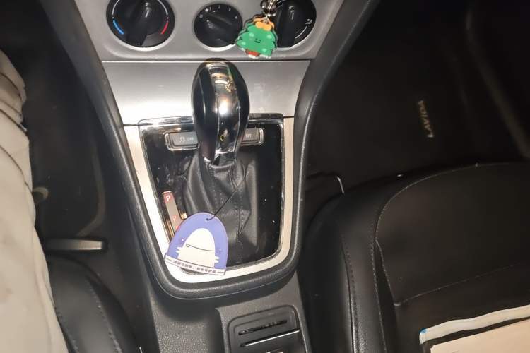 Used Volkswagen Gran Lavida 2013 1.6L Automatic Comfort Model Gear Lever