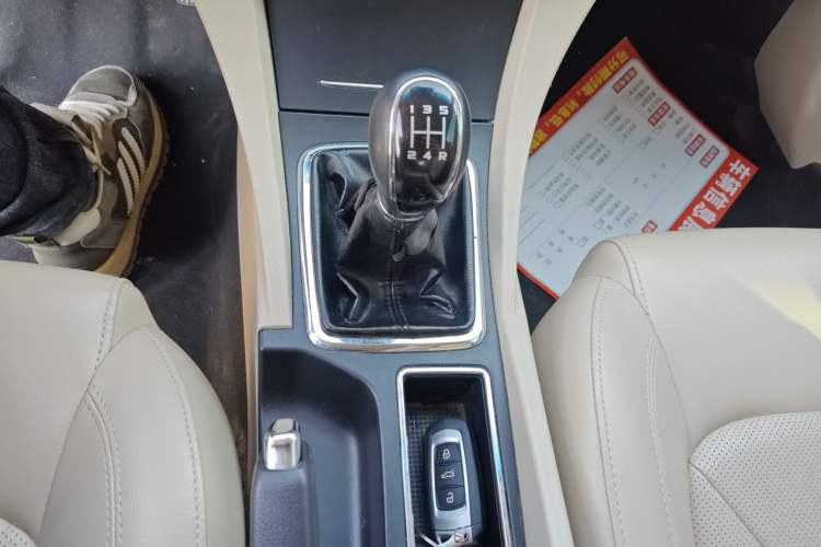 Used Geely Auto Emgrand 2017 Sedan Million Edition 1.5L Manual Luxury Model Gear Lever