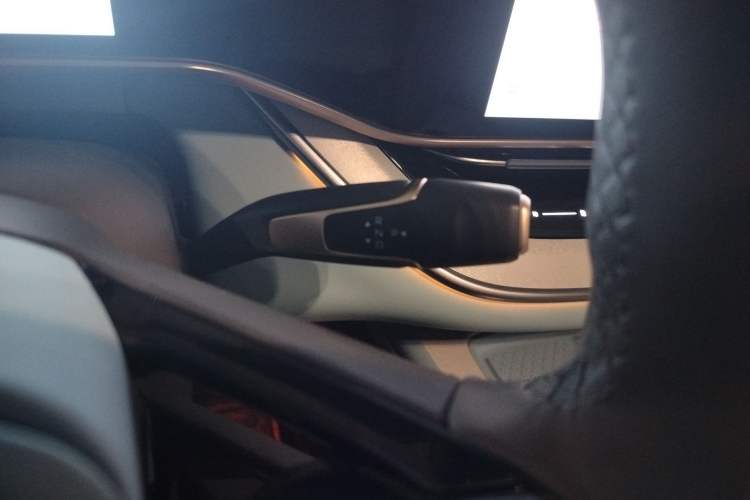 Used Hongqi Tiangong 08 2025 730 Max Rear-Drive Version Gear Lever