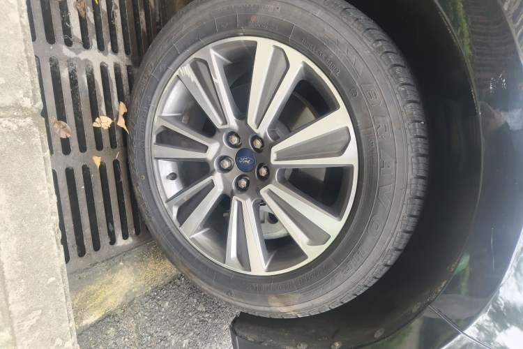 Used Ford Edge 2021 PLUS EcoBoost 245 Two-Wheel-Drive Platinum Edition 5 Seats Right Front Wheel Hub