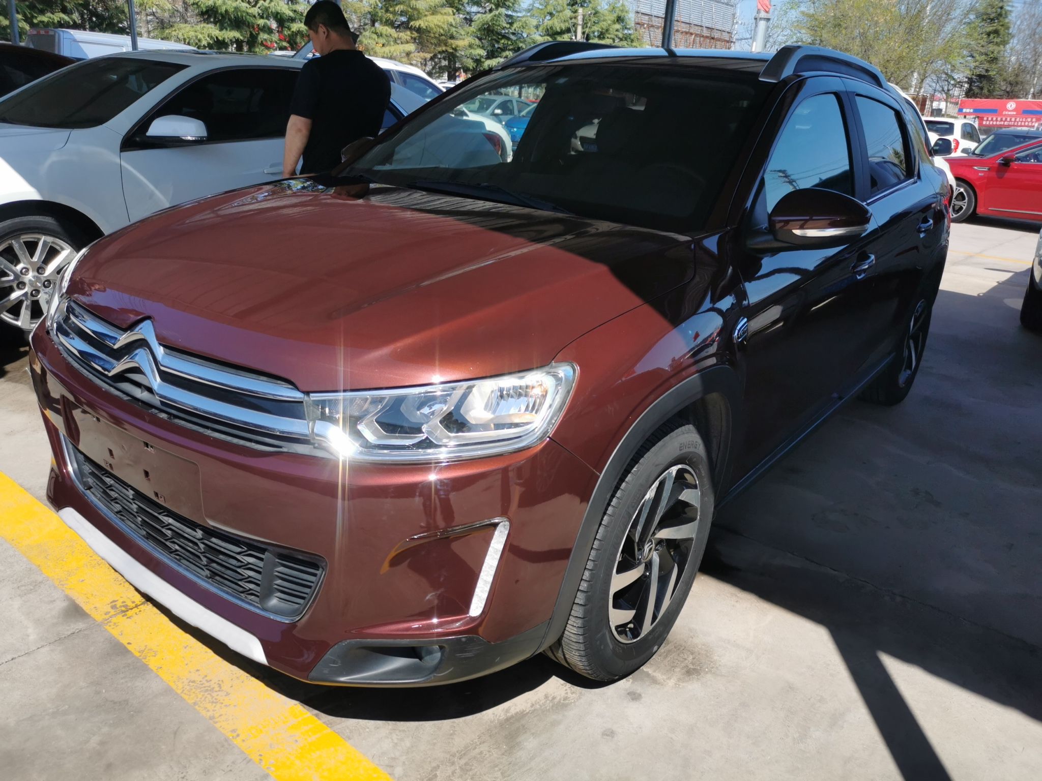 تحت مقدمة السيارة