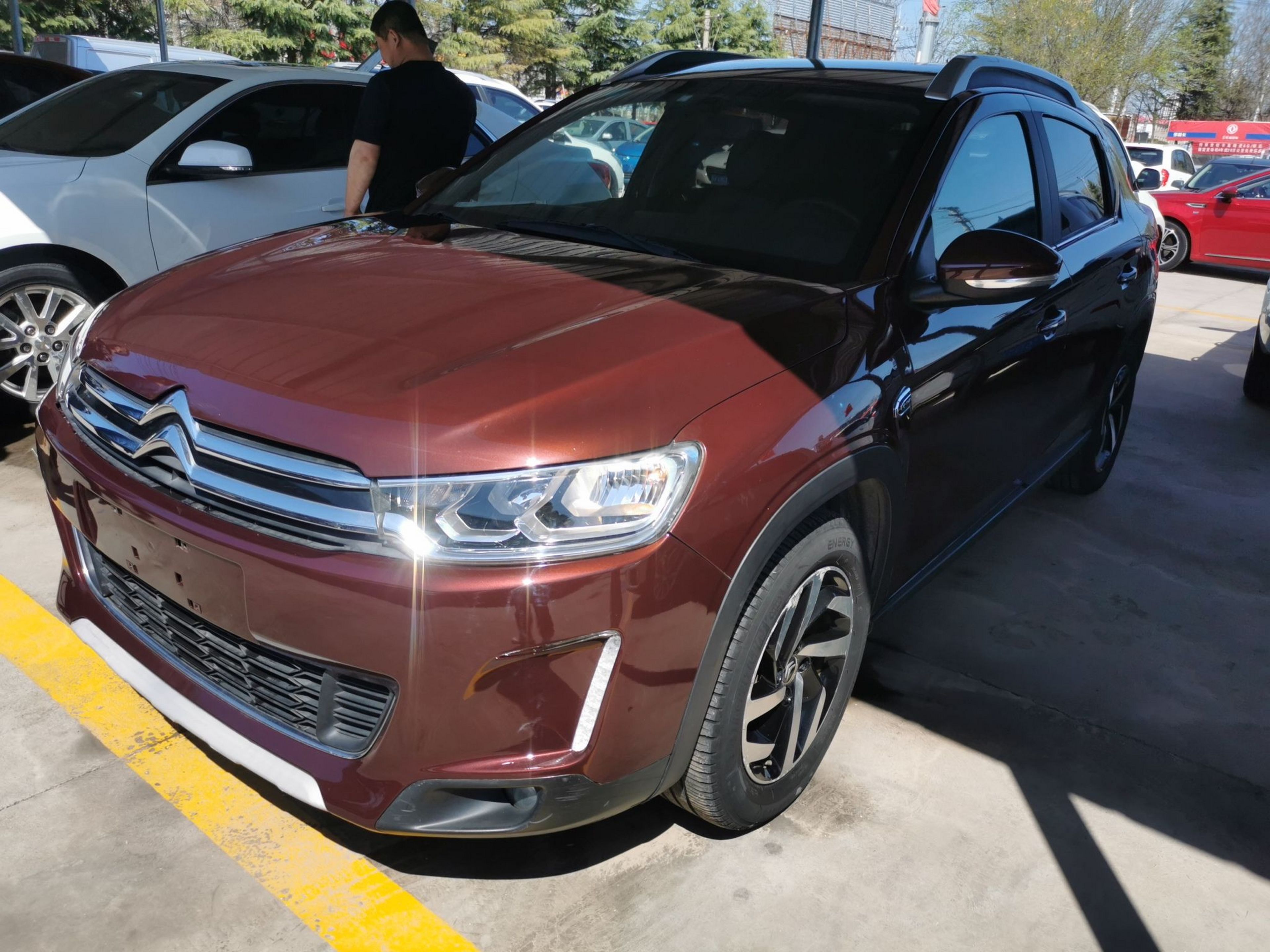 Под передней частью автомобиля