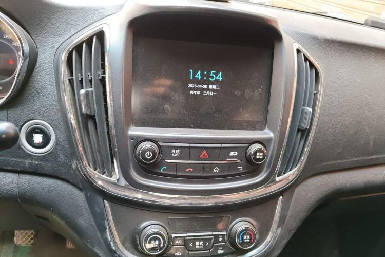 Used Baojun 560 2015 1.8L manual luxury version Audio And AC Panel