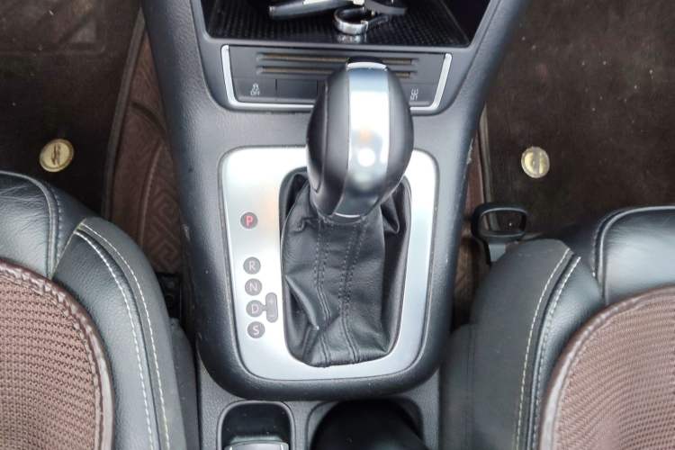 Used Volkswagen Tiguan 2017 300TSI Automatic Two-Wheel Drive Silk Road Comfort Edition Gear Lever