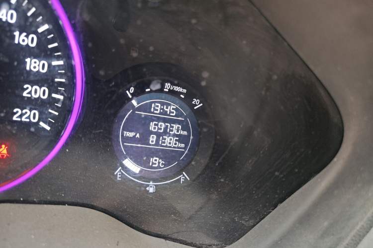 Used Honda Vezel 2017 1.8L CVT Front-Wheel Drive Pioneer Edition Odometer Close Up