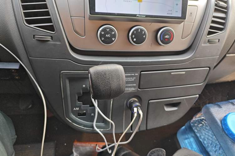 Used SAIC MAXUS Xintu V80 2017 2.5T AMT Aoyuntong National V Short Wheelbase Mid-Roof 5/6/10-Seater
