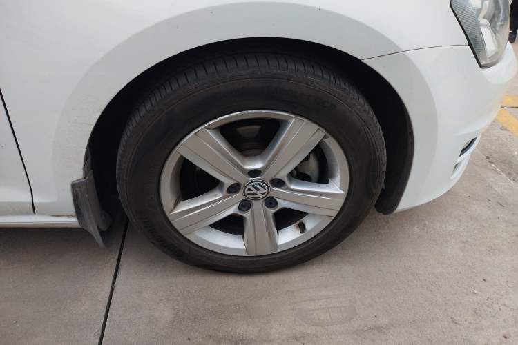 Used Volkswagen Golf 2015 1.4TSI Automatic Luxury Model Right Front Wheel Hub