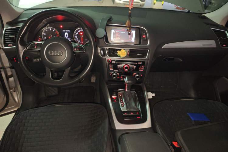 Used Audi Q5 2015 40 TFSI Technology Edition Center Console