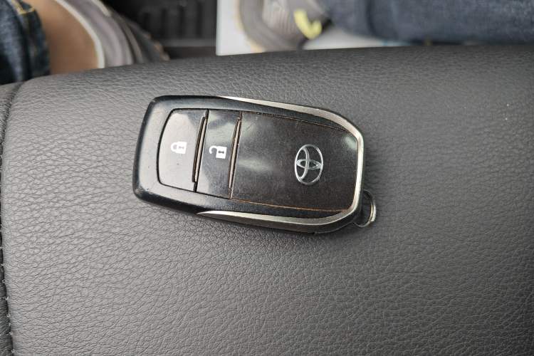 Used Toyota RAV4 2016 2.0L CVT Two-Wheel Drive Fashion Edition China V Standard
