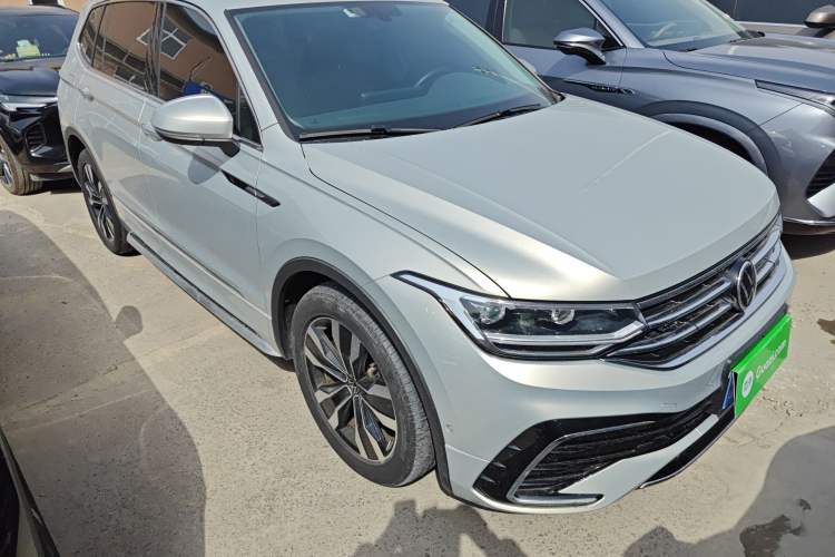 Used Volkswagen Tiguan L 2022 330TSI Automatic Two-Wheel Drive R-Line Enhanced Edition Front Right 45 Deg