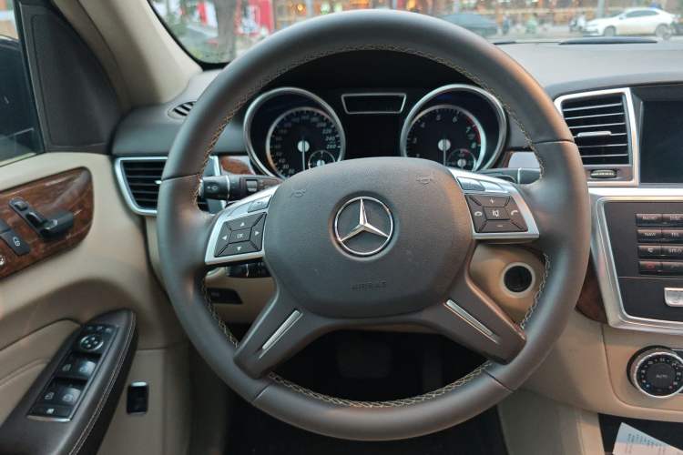 Used Mercedes-Benz M-Class 2014 ML 400 4MATIC Dynamic Model Steering Wheel