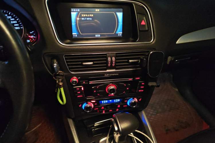 Used Audi Q5 2013 40 TFSI Technology Edition Audio And AC Panel